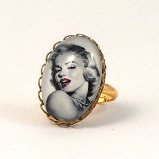 Marilyn Monroe Petite Oval Ring
